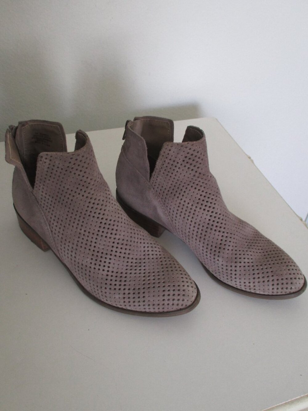 Crown Vintage Rumble Womens Gray Suede Laser-cut Rear Zip Ankle Boot - Size 7M